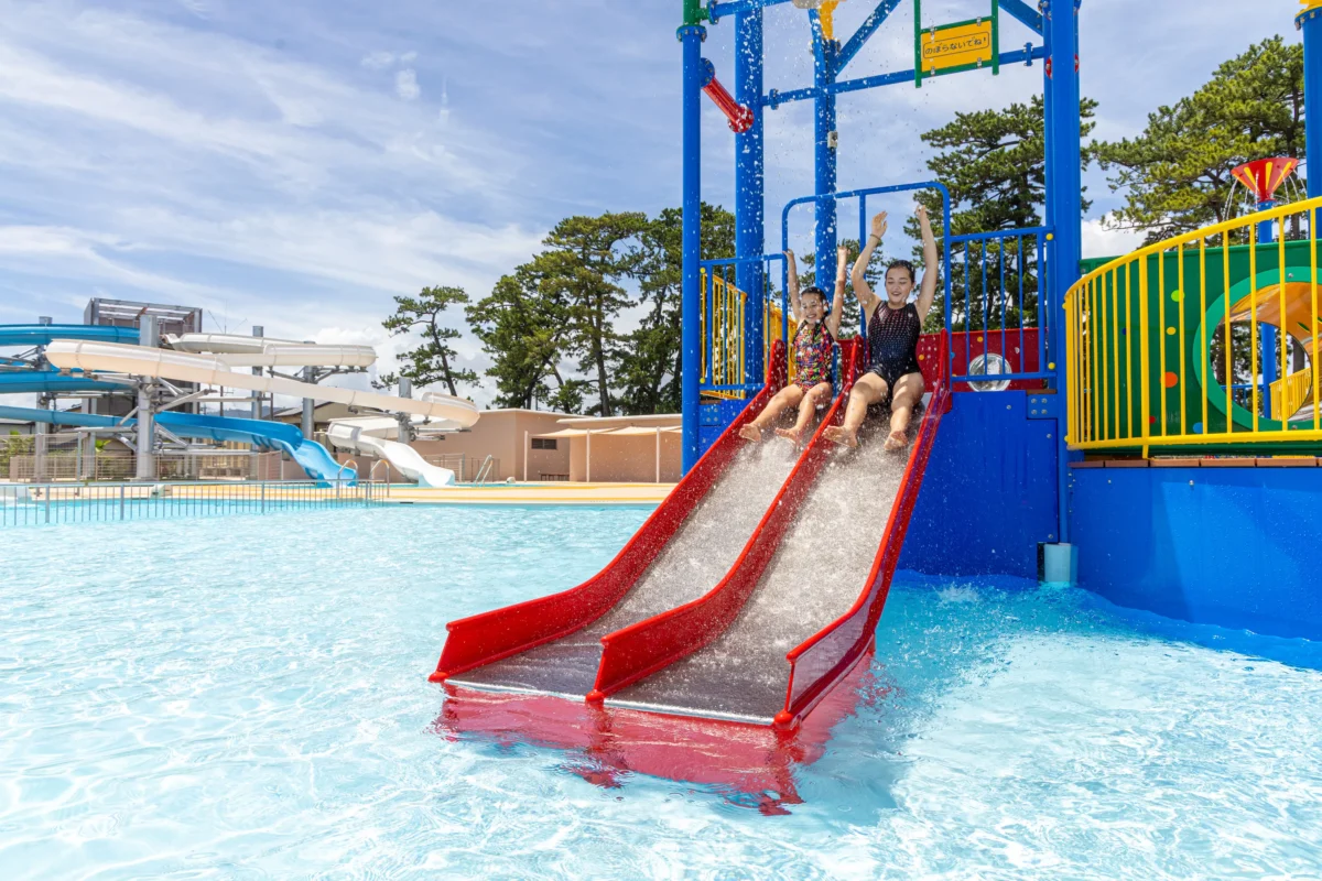大浜公園で遊んでいる子供達