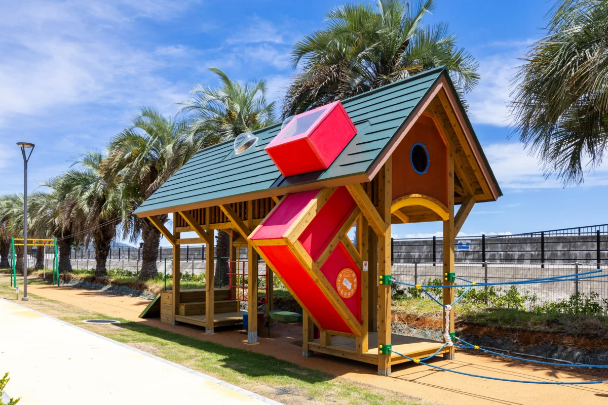 大浜公園で遊んでいる子供達