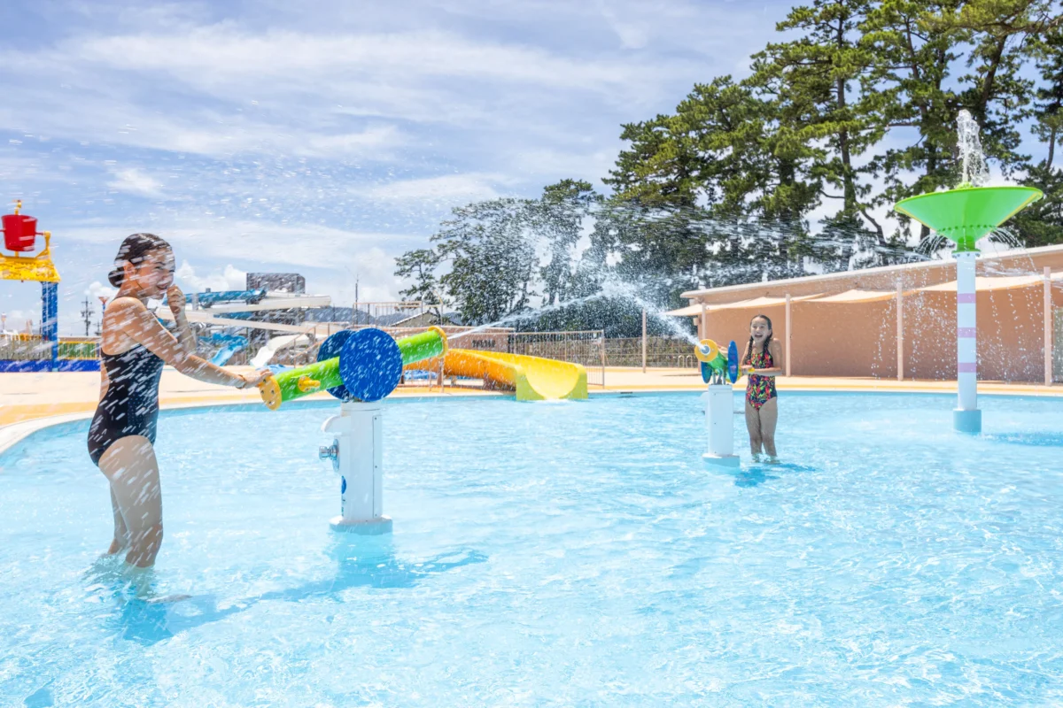 大浜公園で遊んでいる子供達